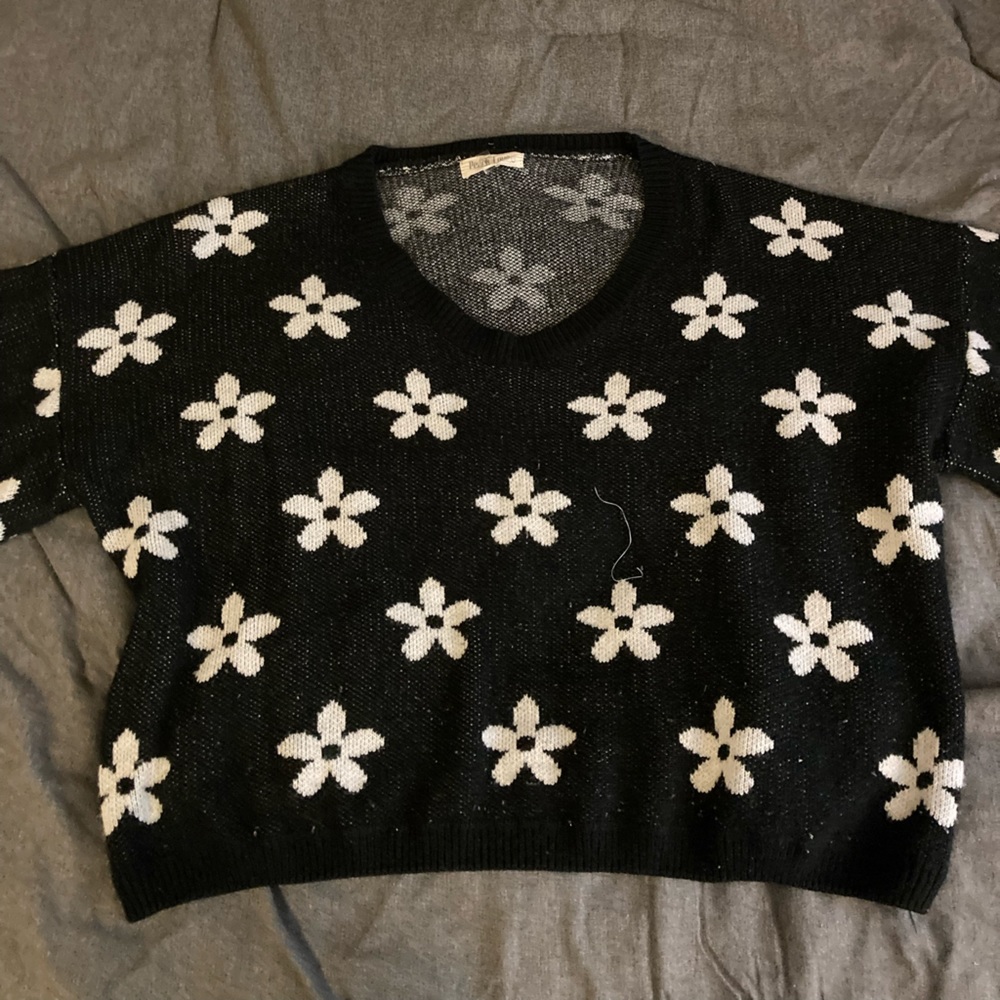 Peach Love California - Black Floral Patterned Sweater🖤🤍